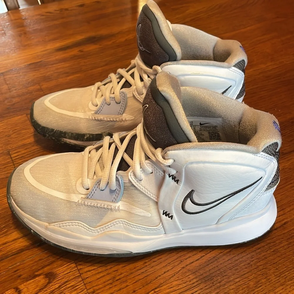 NIKE Boys Kyrie Infinity DD0334-102 Sneakers - size big boy 4Y